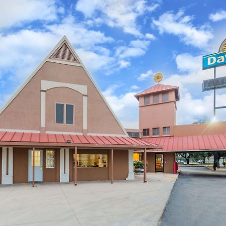 Days Inn By Wyndham San Antonio Splashtown/Att Center Exterior photo