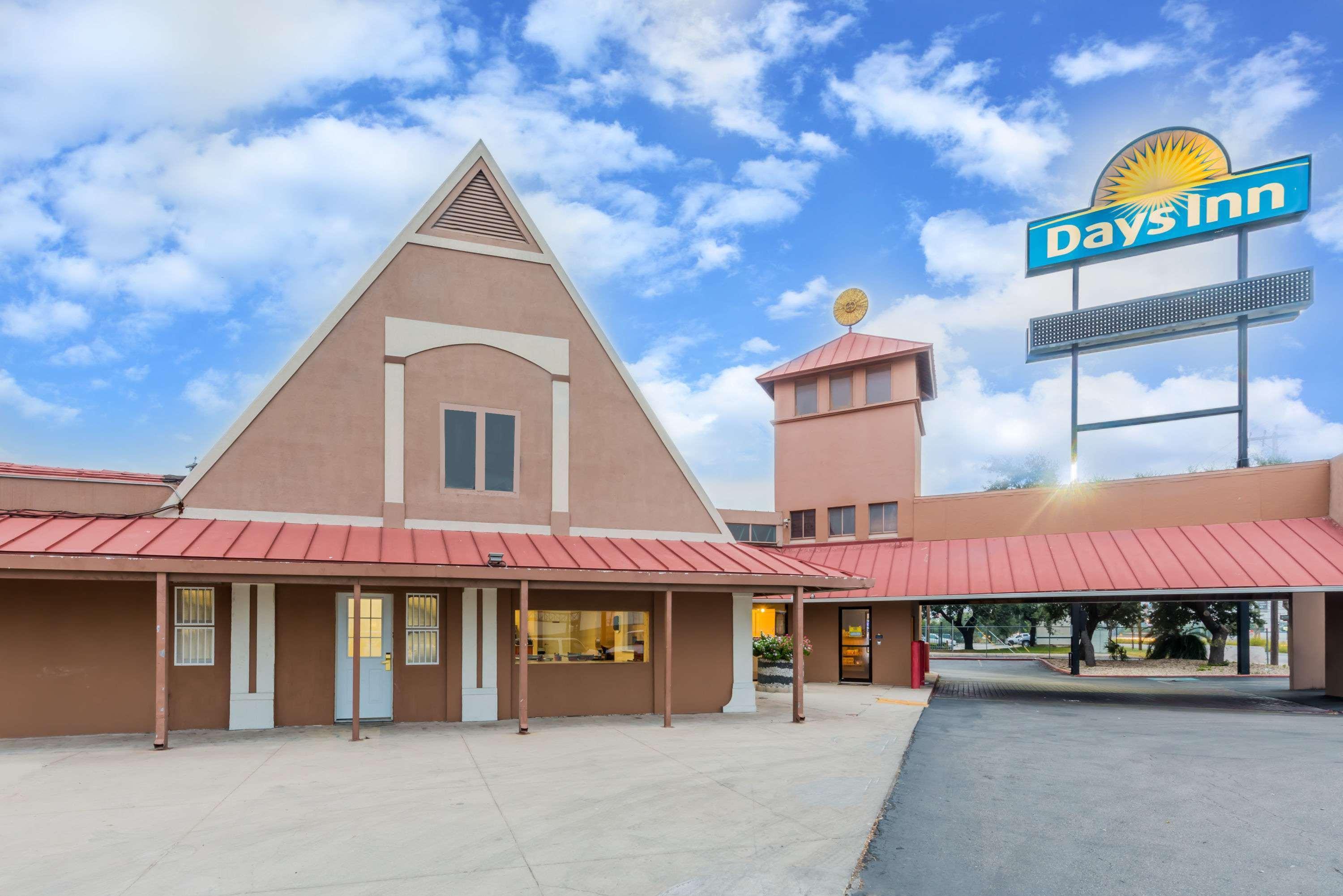 Days Inn By Wyndham San Antonio Splashtown/Att Center Exterior photo