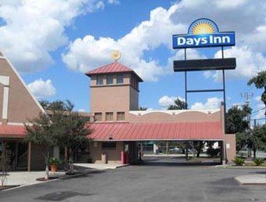 Days Inn By Wyndham San Antonio Splashtown/Att Center Exterior photo